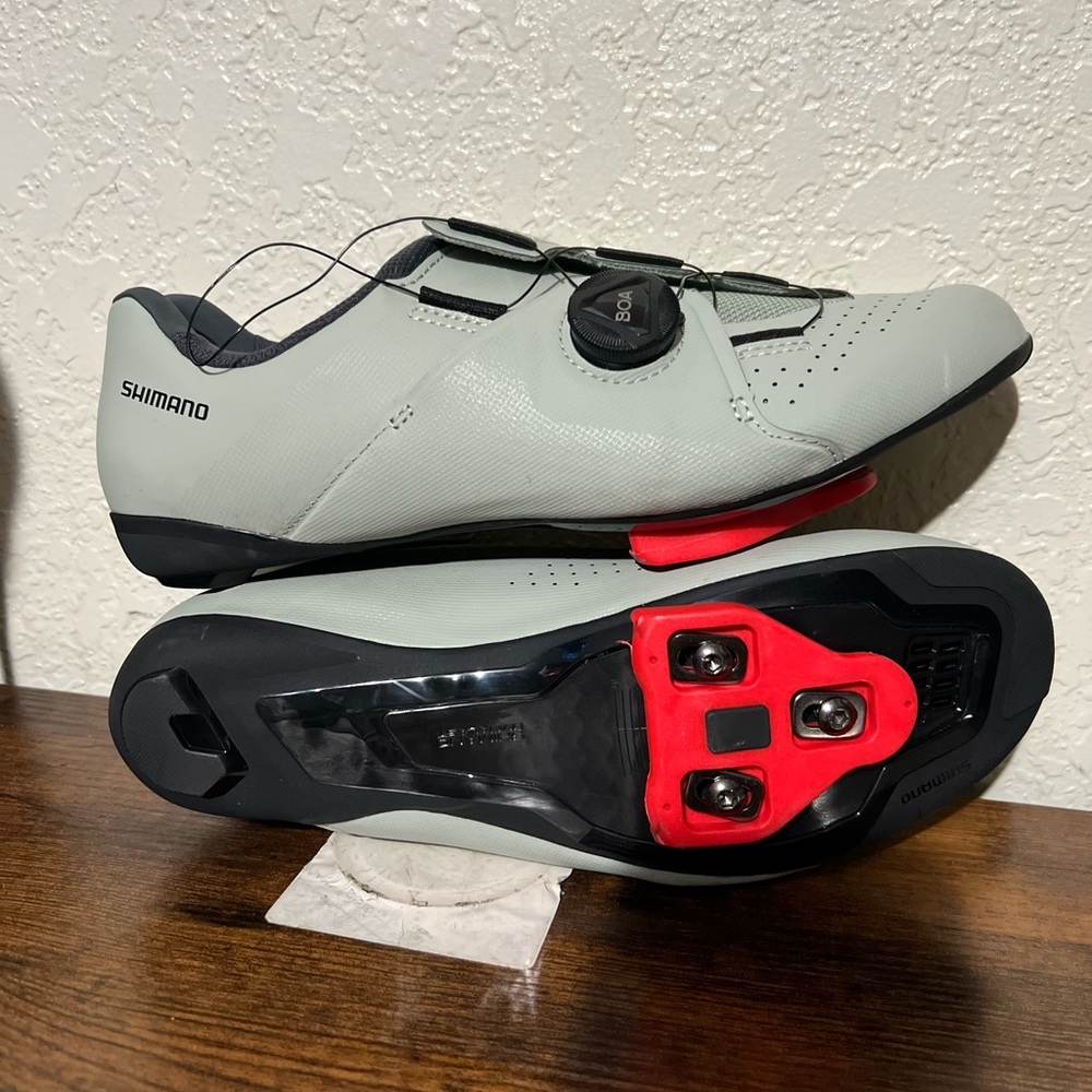 Shimano Women’s RC3 Road Cycling Shoes in Light Gray new without tags.